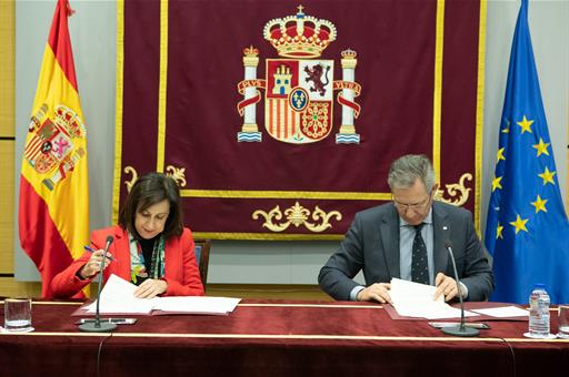 La ministra Margarita Robles y el presidente de Cruz Roja Española, Javier Senent