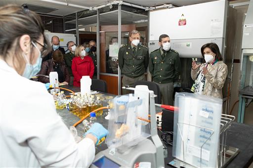 La ministra Margarita Robles, en un laboratorio del Centro Militar de Veterinaria, durante su visita