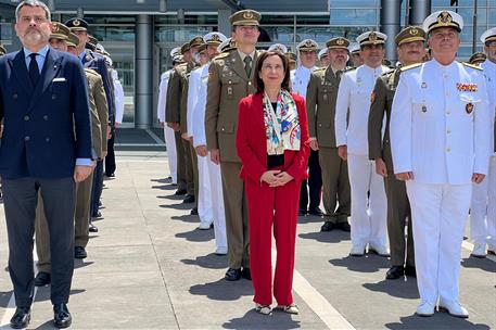 La ministra de Defensa, Margarita Robles, junto a los mandos y el contingente español 