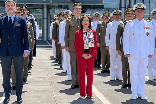 La ministra de Defensa, Margarita Robles, junto a los mandos y el contingente español 