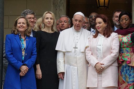 Nadia Calviño junto al Papa Francisco y otros asistentes al congreso