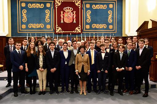 La ministra de Educación y Formación Profesional, Isabel Celaá, recibe a los premiados en las Olimpiadas Científicas de 2018