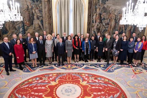 La ministra González Laya, en foto de familia con los Embajadores de los países de la Unión Europea en España