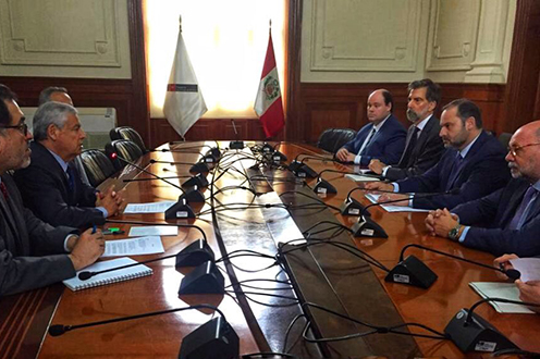 El ministro de Fomento, José Luis Ábalos, se reúne con representantes del Gobierno peruano
