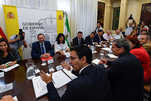 El ministro de Fomento José Luis Ábalos, se reúne con la Comisión de Seguimiento de las obras del AVE