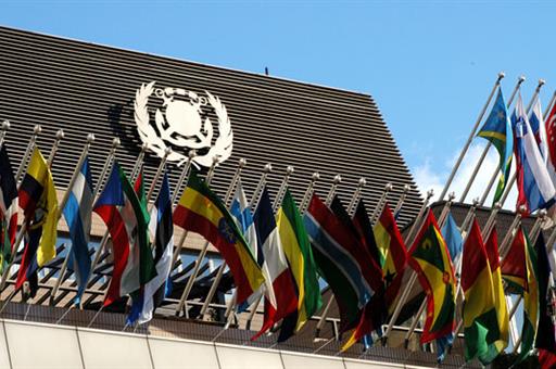 Sede de la OMI con banderas