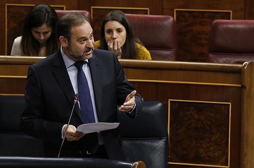 El ministro de Fomento, José Luis Ábalos, durante su intervención en la sesión de control al Gobierno en el Congreso