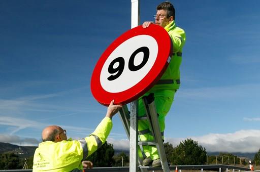 Cambio de una señal de límite de velocidad a 90 km/h