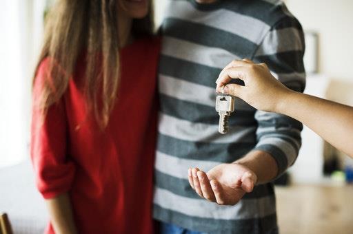Una pareja recibe las llaves de un alojamiento