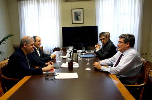 El ministro José Luis Escrivá durante la reunión con Unai Sordo