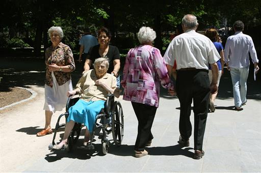 Pensionistas paseando en un parque