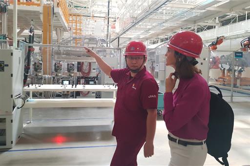 La ministra de Industria, Comercio y Turismo en funciones, Reyes Maroto, visita la planta de JAC Motors, en la ciudad de Hefei.