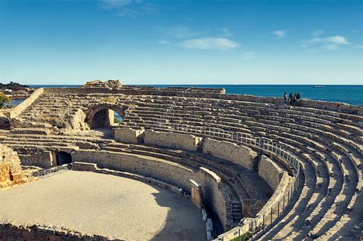 Turistas visitando el anfiteatro romano de Tarragona