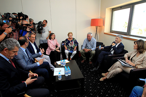 El ministro Grande-Marlaska, durante la reunión con colectivos y alcaldes del Campo de Gibraltar
