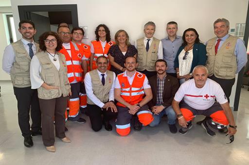 El ministro del Interior, Grande-Marlaska junto al equipo de Cruz Roja 