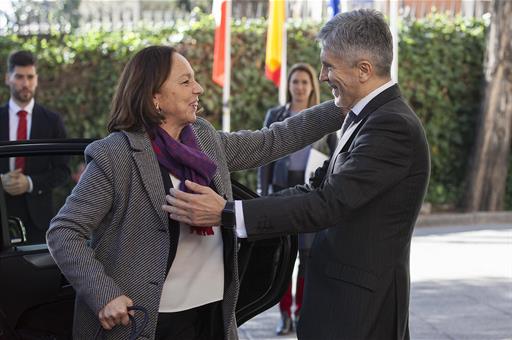 El ministro del Interior, Fernando Grande-Marlaska, saluda a su homóloga italiana, Luciana Lamorgese