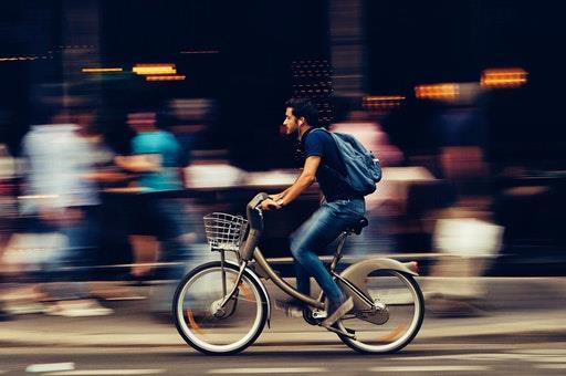 Ciclista circulando por la ciudad