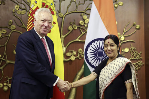 José Manuel García-Margallo, saluda a su homóloga india, Sushma Swaraj (Foto: EFE)