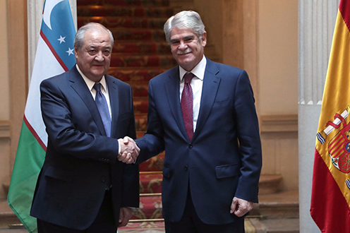 El ministro de Asuntos Exteriores y de Cooperación, Alfonso Dastis, con su homólogo uzbeko, Abdulaziz Kamilov