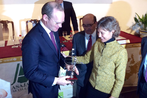Isabel García Tejerina entrega un galardón a Simon Coveney (Foto: Ministerio de Agricultura, Alimentación y Medio Ambiente)