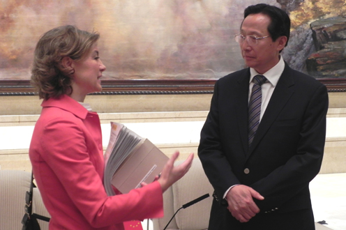 Isabel García Tejerina, con el ministro de Agricultura de China (Foto: Ministerio de Agricultura, Alimentación y Medio Ambiente)