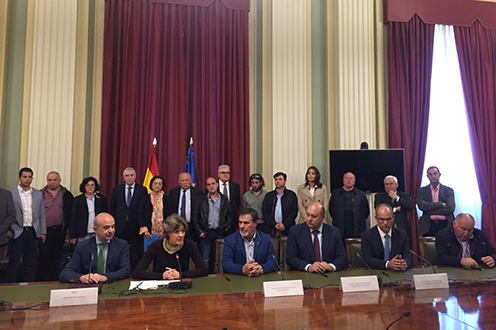 La ministra Isabel García Tejerina, en la firma de convenios de colaboración con comunidades de regantes