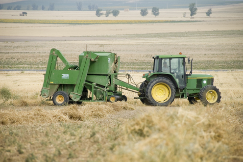 Tractor en un campo agrícola