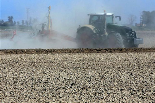 Foto de un tractor arando un terreno muy seco debido a la sequia de 2014 (Archivo)