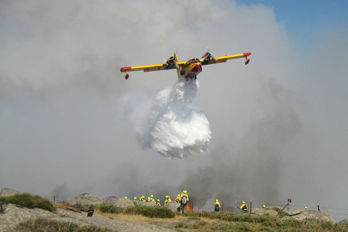 Hidroavión durante la extinción de un incendio