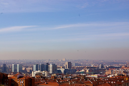 Ciudad con efectos visibles de contaminación en el aire