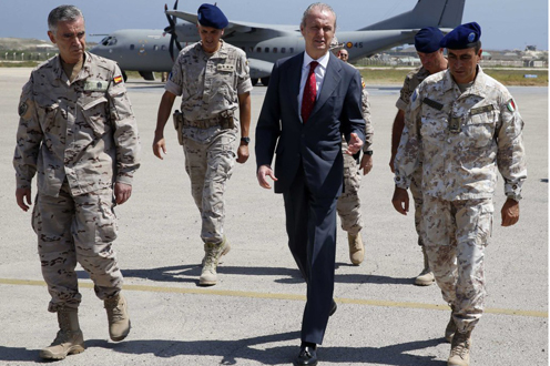 El ministro de Defensa, Pedro Morenés, en Somalia. (Foto Ministerio)