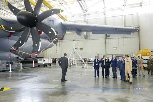 El ministro de Defensa en funciones, Pedro Morenés, visita la factoría de Airbus Military en Sevilla (Foto: Defensa)