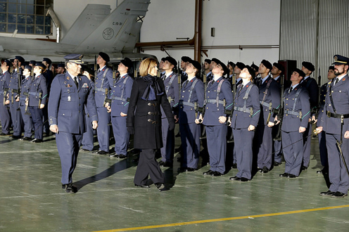 La ministra pasa revista a las tropas (Foto: Ministerio de Defensa)