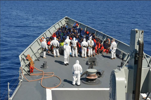 La fragata Victoria restaca a inmigrantes en el Mediterráneo