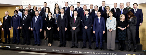 Foto de familia de los asistentes a la reunión de ministros de Defensa de la OTAN