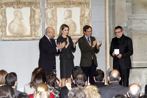 Foto de S.M. la Reina y el ministro Wert entregando el premio Velázquez 2013 a Jaume Plensa(Ministerio) 