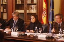 La vicepresidenta del Gobierno preside la reunión de la Comisión del IV Centenario de la muerte de Cervantes (Foto: Pool Moncloa