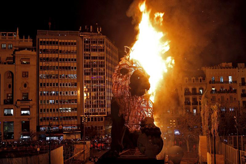 Falla ardiendo (Foto: EFE)