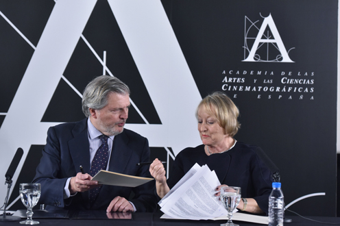 El ministro Méndez de Vigo y y la presidenta de la Academia de Cine, Yvonne Blake (Foto: EFE)