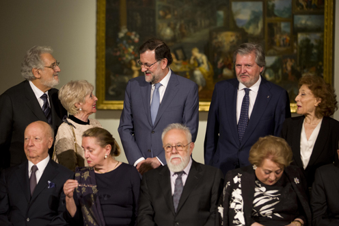 Mariano Rajoy e Íñigo Méndez de Vigo junto a los premiados (Foto: Pool Moncloa)