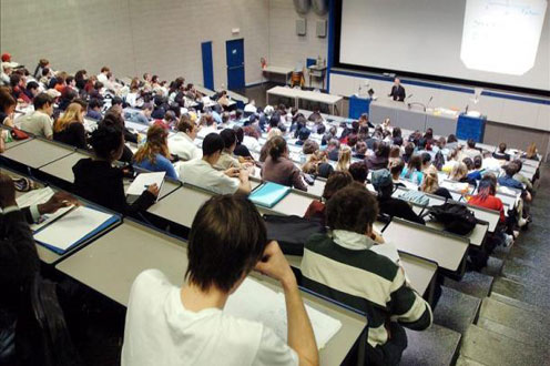 Estudiantes en un aula universitaria