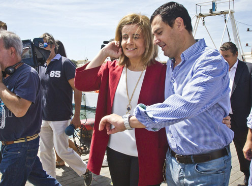 La ministra de Empleo, Fátima Báñez, junto al presidente del PP-A, Juanma Moreno. (Efe)