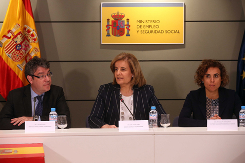 26/04/2017. La ministra de Empleo y Seguridad Social, Fátima Báñez, presidiendo la reunión del Grupo de Trabajo para la Tarjeta Social. La m...
