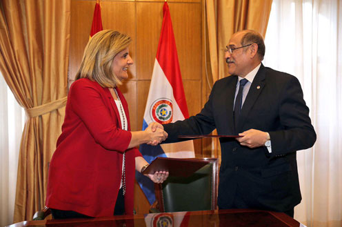 Fátima Báñez con el ministro de Empleo de Paraguay (Foto: Ministerio de Empleo y Seguridad Social) 