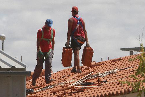 Trabajadores colocando un tejado