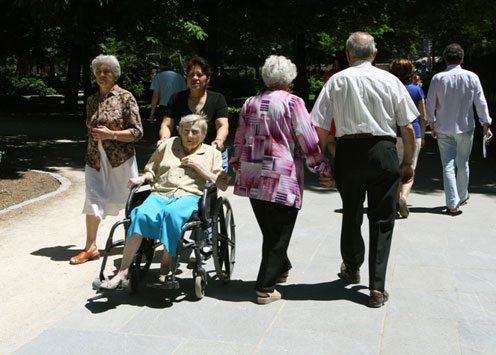Cuidadora paseando a una anciana