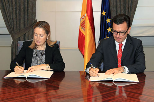 Ana Pastor firmando el acuerdo con el BEI