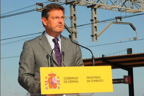 El ministro Rafael Catalá, en la estación de Puçol, en Valencia (Foto: Ministerio de Fomento)