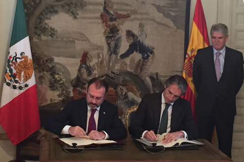 20/04/2017. El ministro de Fomento firma el Convenio sobre Transporte Aéreo con México