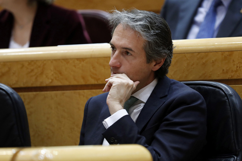 El ministro de Fomento, Íñigo de la Serna, durante la sesión de control al Gobierno en el Senado (Foto: EFE)